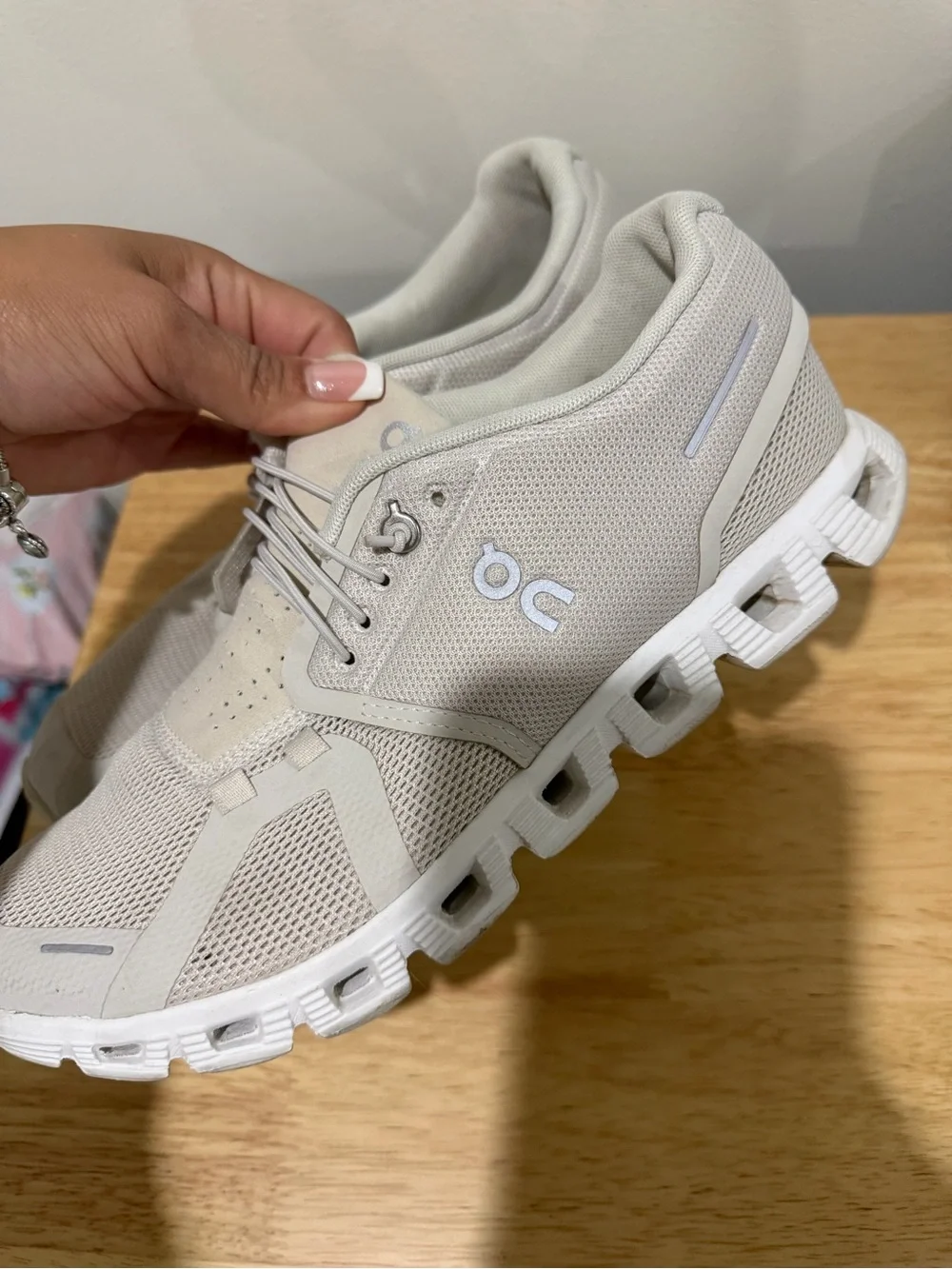 On Cloud Running Shoes in Light Gray/White size 10